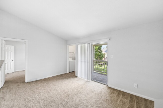 Living Area - Wyndham at Hampton Apartments