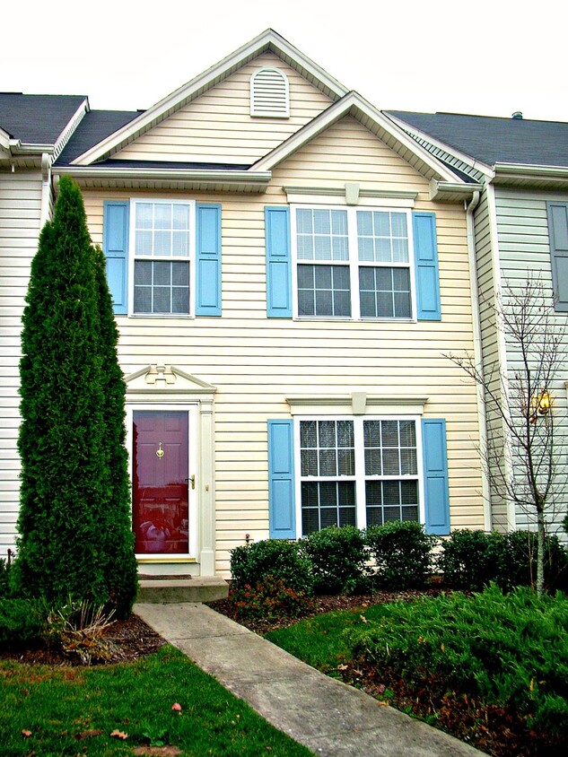 Foto principal - 3 BR / 1.5 BA Townhouse near Virginia Cent...