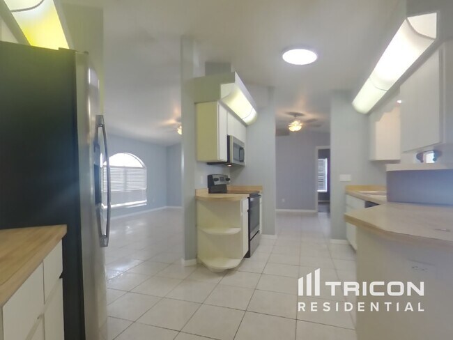 Foto del edificio - 99 Sandhurst Dr