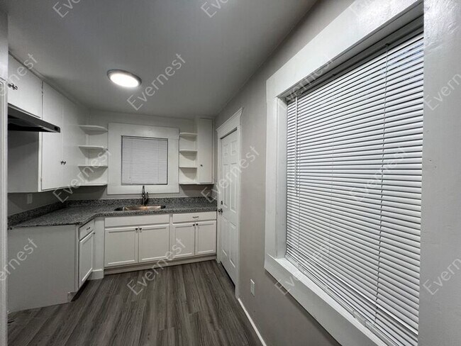 Foto del edificio - 227 Broadmoor Dr