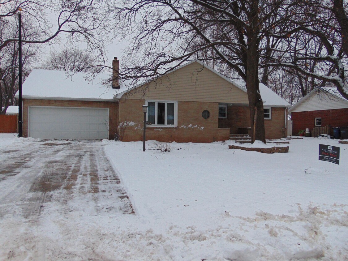 Primary Photo - 150 E Briar Ln
