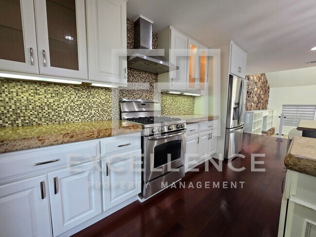 Building Photo - Beautifully Updated 4/3 with Office and Vi...