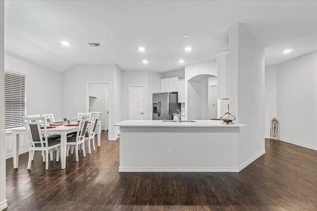 Foto del edificio - Walk to Royse City High and Buc-ee’s—this gorgeous home features an open layout, massive quartz k...