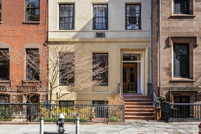 Entrada - 9 W Tenth St