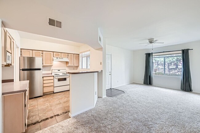 Foto del edificio - 2 Bed, 2 bath in Quiet Community. New HVAC, New Flooring. Community pool and clubhouse access inc...