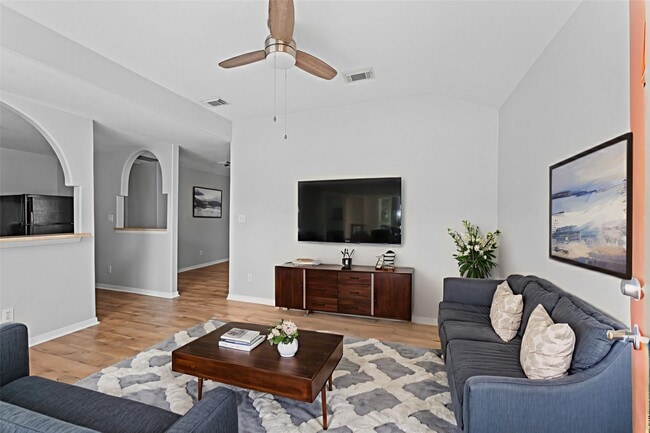 Building Photo - 2024 Jean St