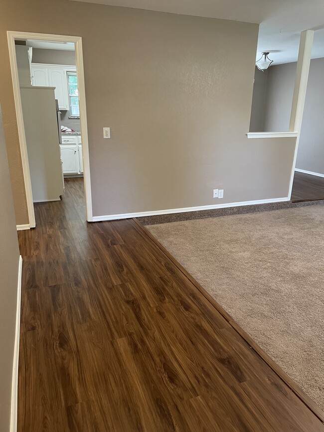 Building Photo - 2109 Oakvista Cir