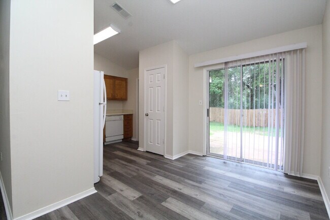Foto del edificio - 3BR/2BA Home Near UWF with High Ceilings, Large Backyard Deck & Fully Fenced Yard