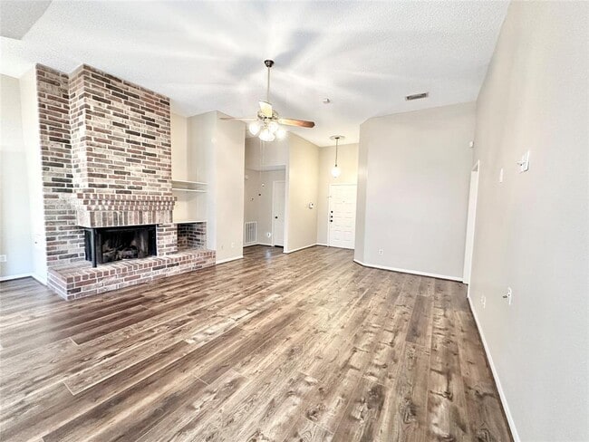 Building Photo - 9802 Chiselhurst Dr