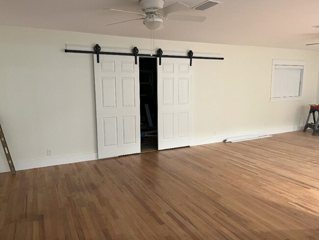 Foto del edificio - 3718 Shoreline Cir