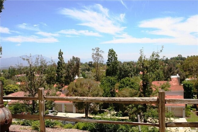 Foto del edificio - Large 1 Bed/1.5 Bath in Laguna Woods ( 55+ community)