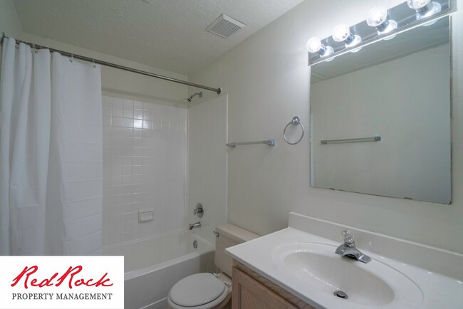 Building Photo - 2 Bed 2 Bath Condo!