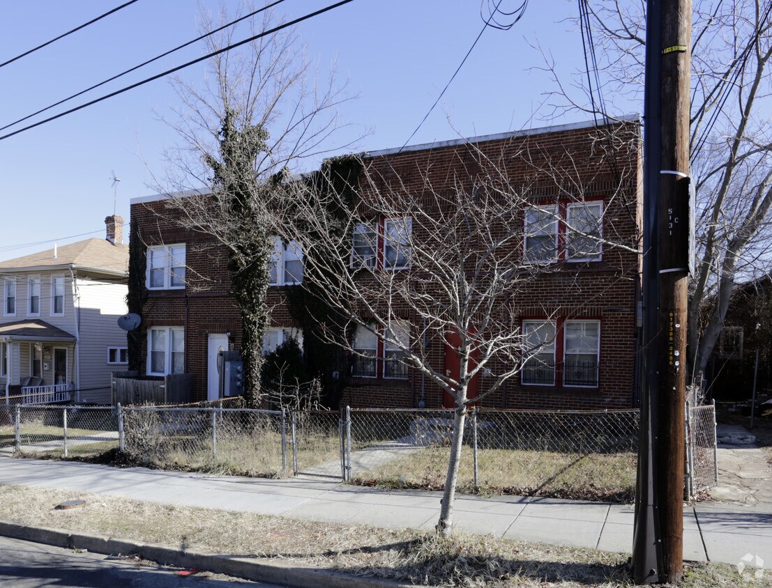 Building Photo - 505 44th St NE