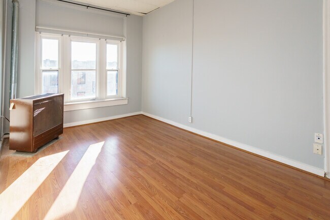 Foto del edificio - 614-626 W Lake St