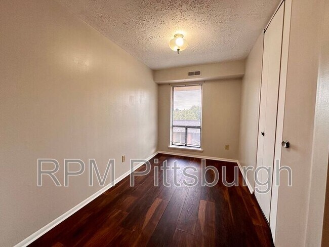 Building Photo - 900 College Park Dr