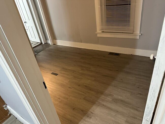 Building Photo - 359 Ellerman St