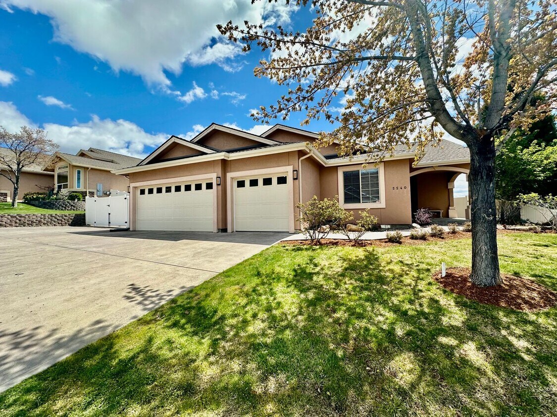 Primary Photo - 5 Bdrm, 3 bath Exectutive Home with Breath...