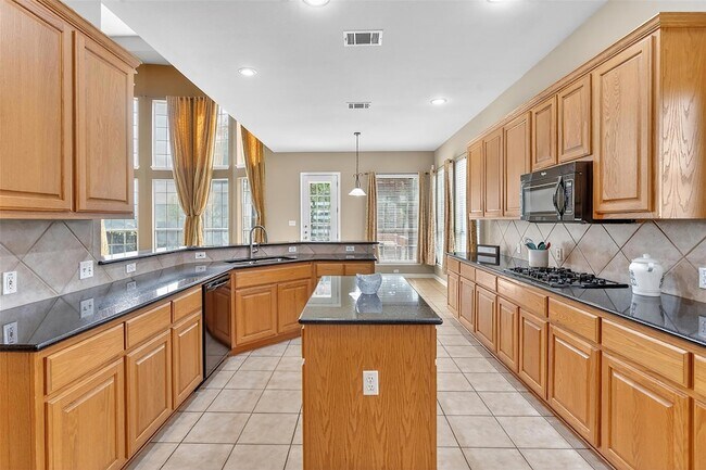 Building Photo - 15136 Thatcher Dr