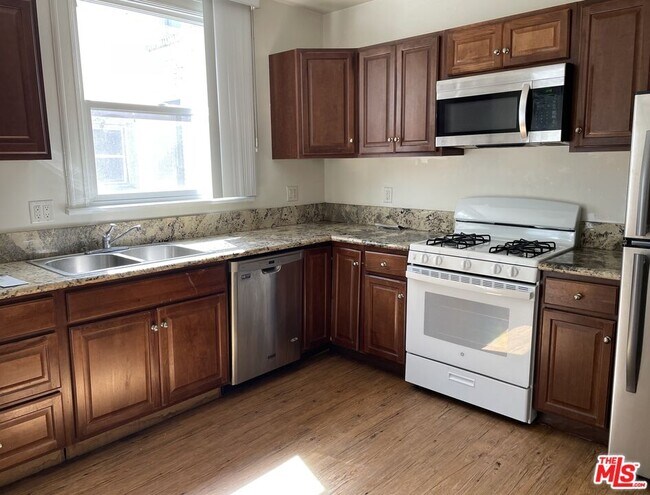Building Photo - 238 S Kenmore Ave