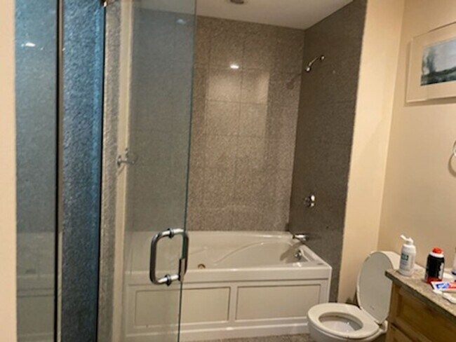 Foto del edificio - HUGE 3 BED Next to TD Garden