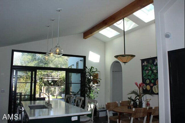 Foto del edificio - 3 br, 2 bath House - 1833 Catalina Ave