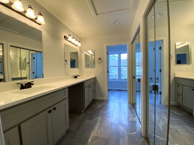 Building Photo - 2217 S Yosemite Cir