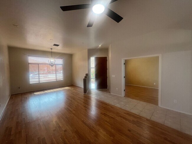 Building Photo - ATTRACTIVE SANTA FE 3 BEDROOM IN VAIL SCHOOL DISTRICT.