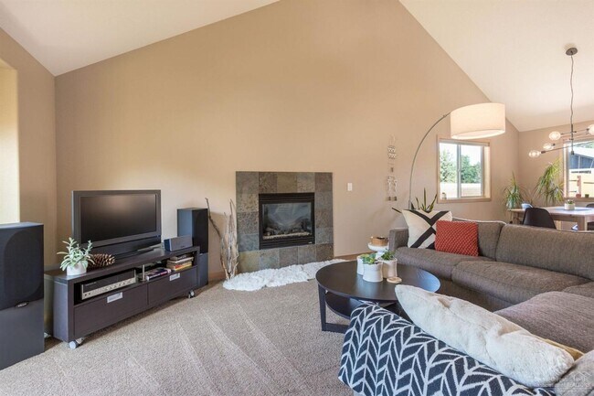 Foto del edificio - Single Level NE Bend Home