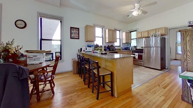 Building Photo - Lincoln Park 3 Bed/2 Bath Duplex + In unit...