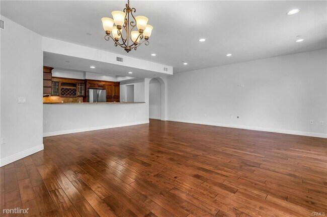 Building Photo - 3 br, 2.5 bath Condo - 1835 S Barrington A...