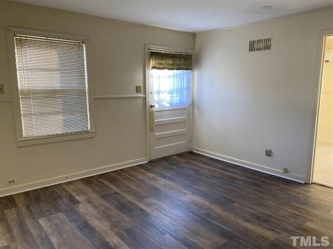 Foto del edificio - 2731 Duke Homestead Rd
