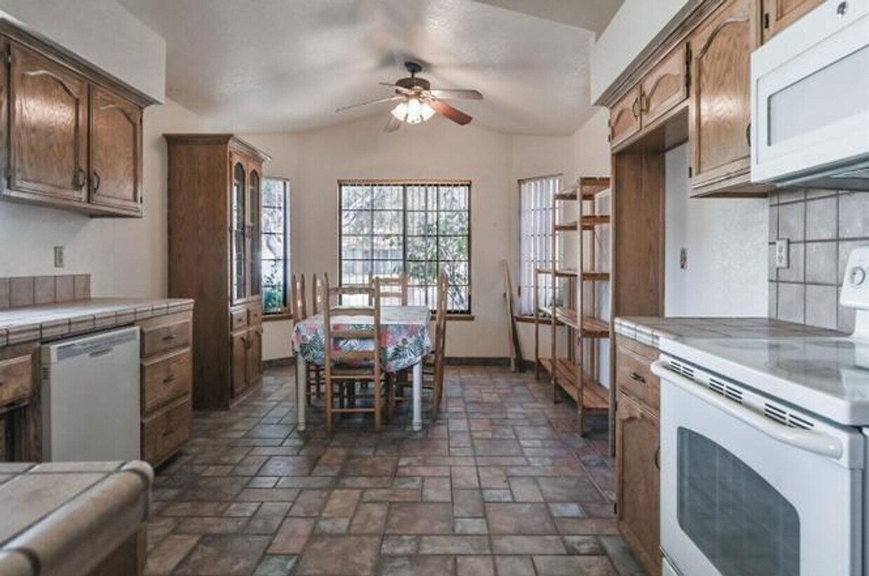 Primary Photo - Great Ridgecrest 4 Bedroom Home