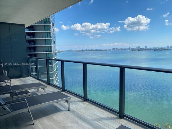 Foto del edificio - 650 NE 32nd St