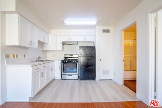 Building Photo - 820 S St Andrews Pl