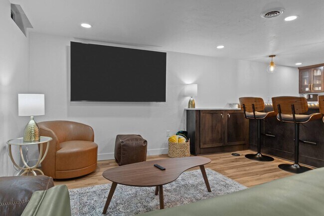 Building Photo - 1095 April Ln