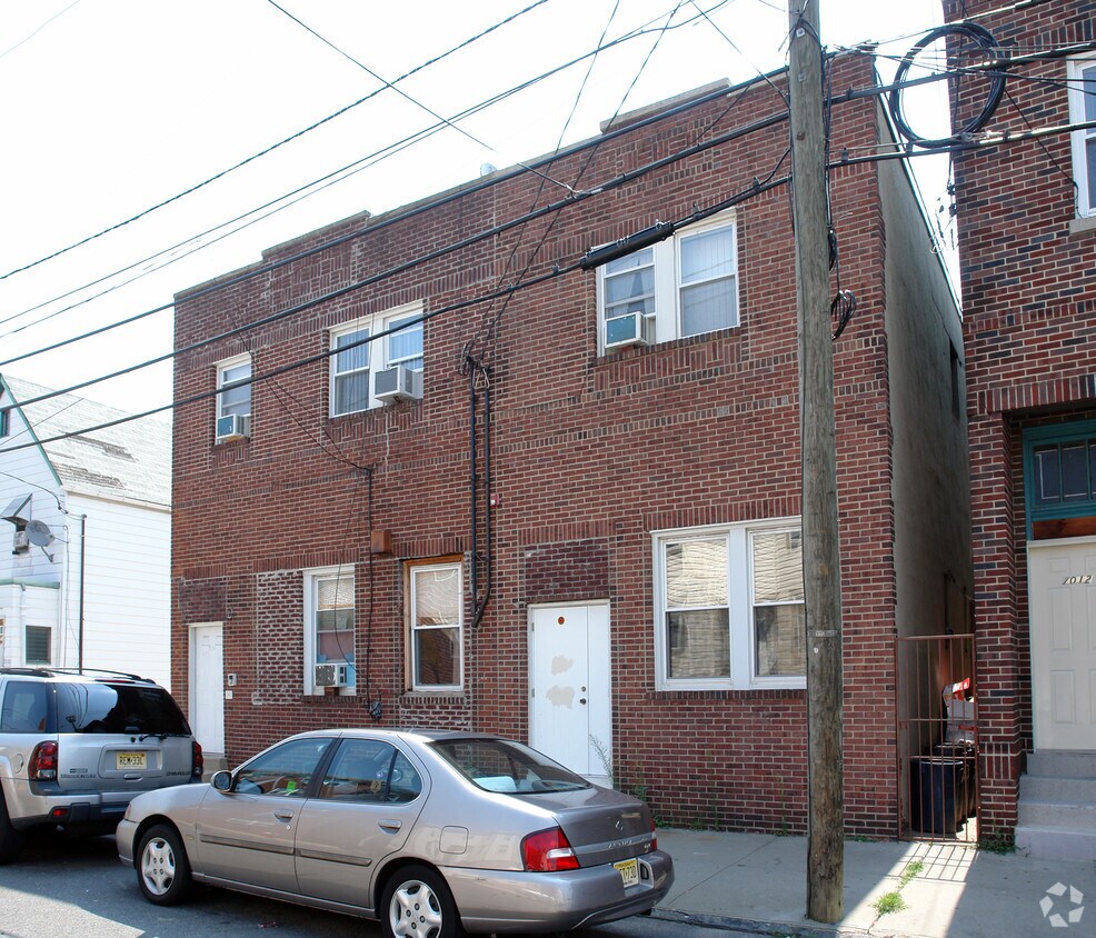 Building Photo - 7016-7018 Madison St