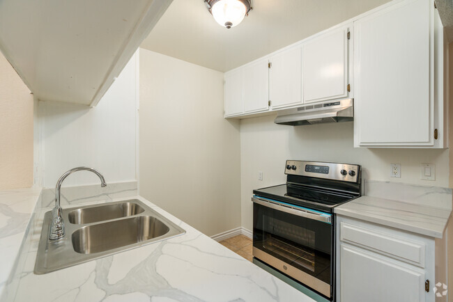 1BR, 1BA - 625SF - Kitchen - Sherman Grove Apartments