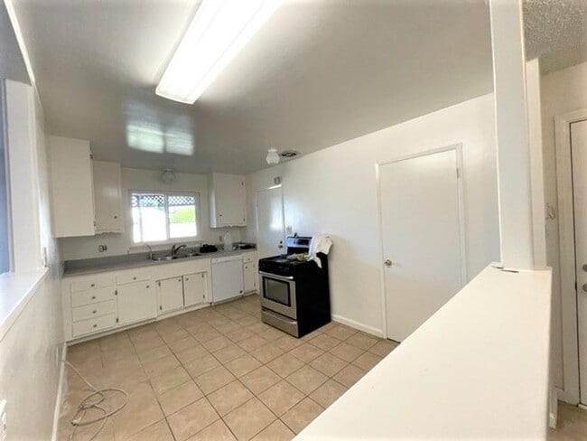 Building Photo - CYPRESS HOME  3BR 1.5BA WITH LARGE PATIO &...