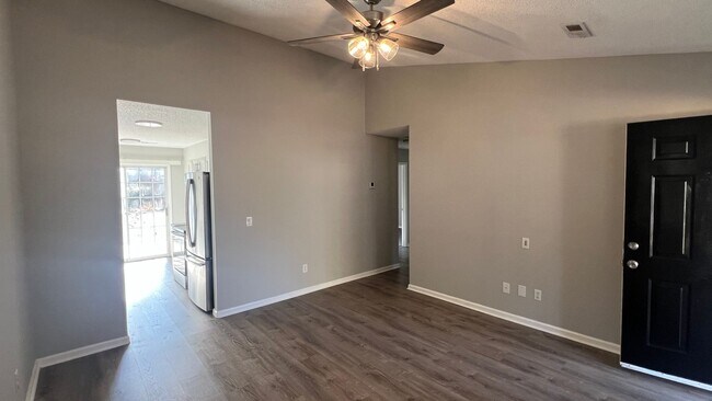 Foto del edificio - Sleek and Stylish Renovated 3 Bedroom, 2 full bath cottage home in Mid-town! Only $1750/mo.!!
