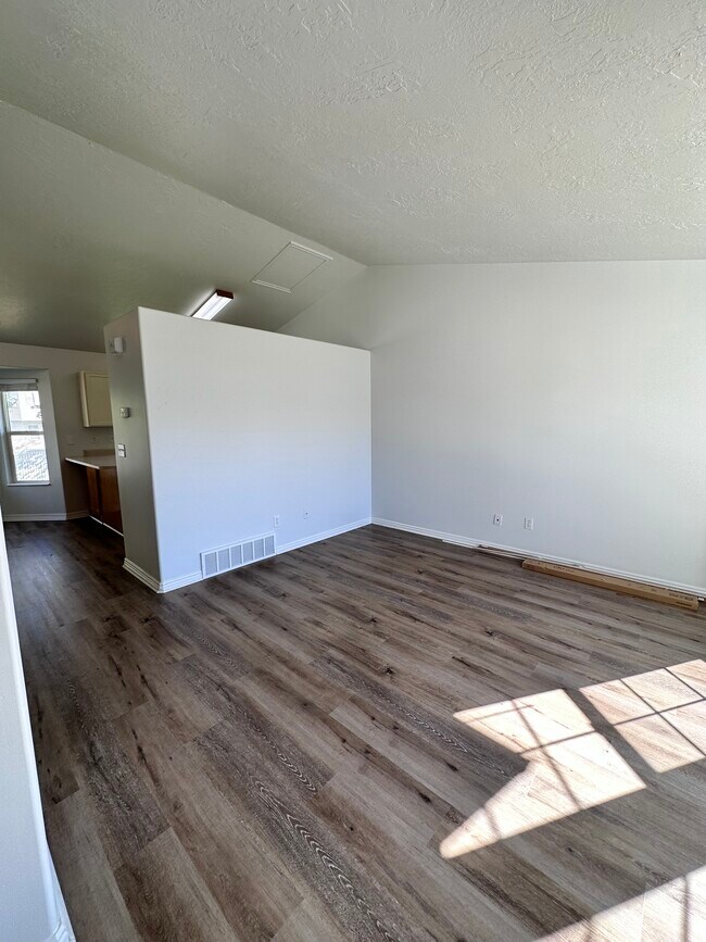 Building Photo - 1052 N 2575 W