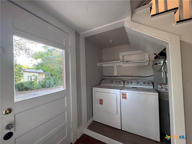 Building Photo - 410 Burleson St