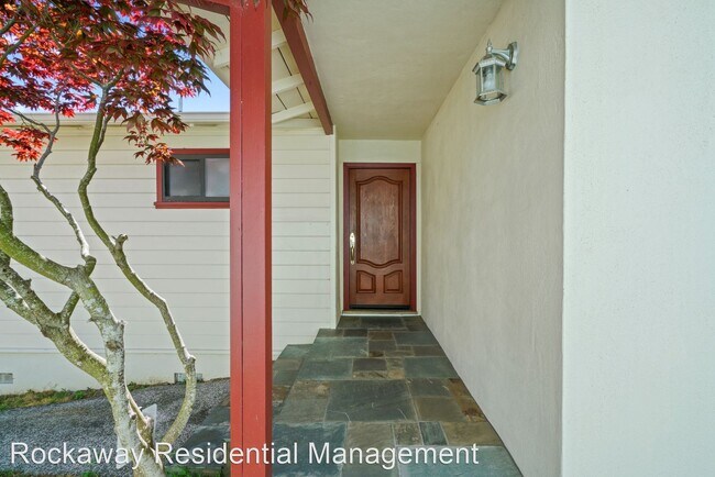 Building Photo - 3 br, 2.5 bath House - 2155 CRESTMOOR DR.