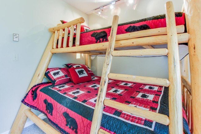 Foto del edificio - 5020 Main Gore Pl