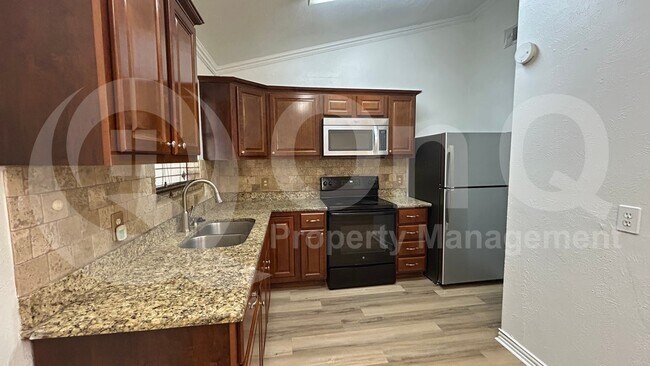 Building Photo - 807 Cavalier Dr