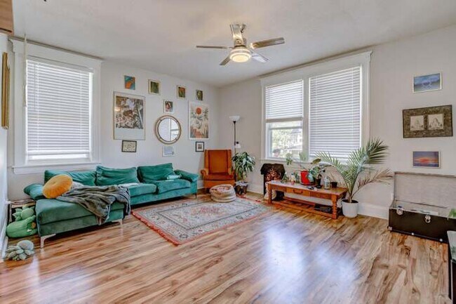 Foto del edificio - 3453 Woodburn Ave