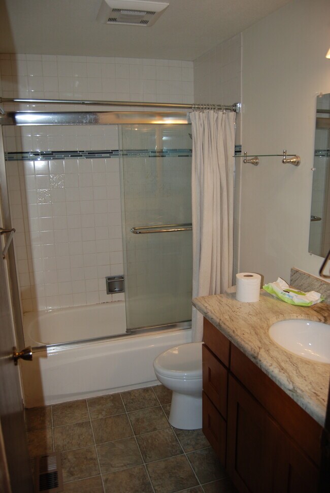 Baño 1 - 13310 NE 74th St