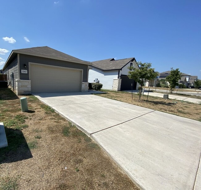 Building Photo - Fabulous 4/2 single story conveniently loc...