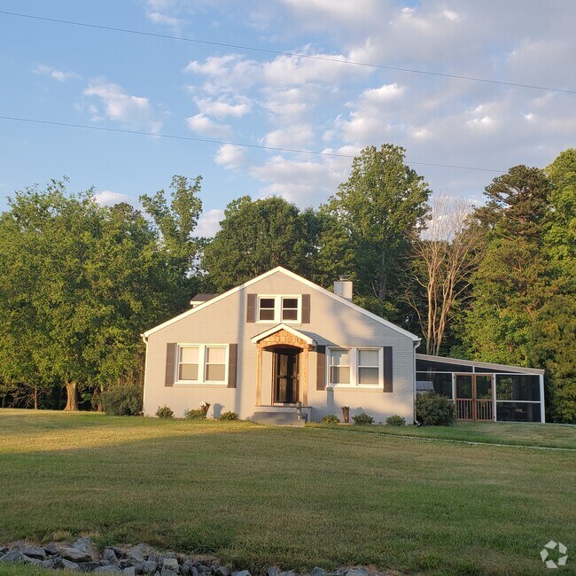 Apartments For Rent in Pinnacle, NC with Extra Storage 1 Rentals