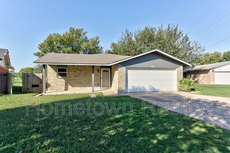 Primary Photo - 606 Oak Creek Dr