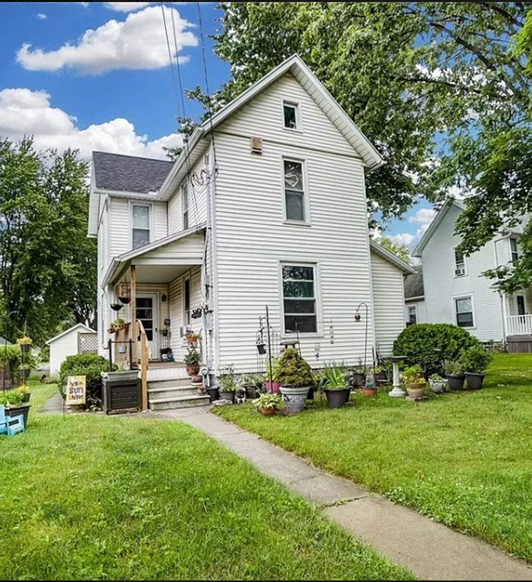 Primary Photo - Two Bedroom One Bath Upper Unit in Duplex